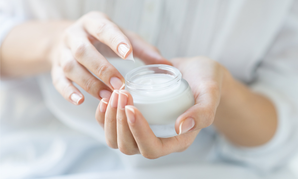Dermocosméticos para pele seca: amplie as vendas do seu PDV no inverno
