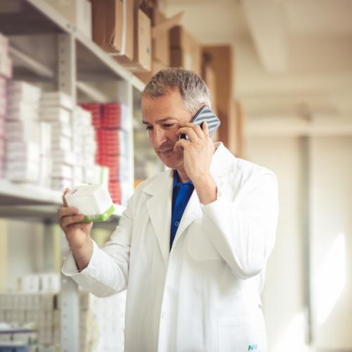 Dia do Farmacêutico: a importância desse profissional dentro dos hospitais